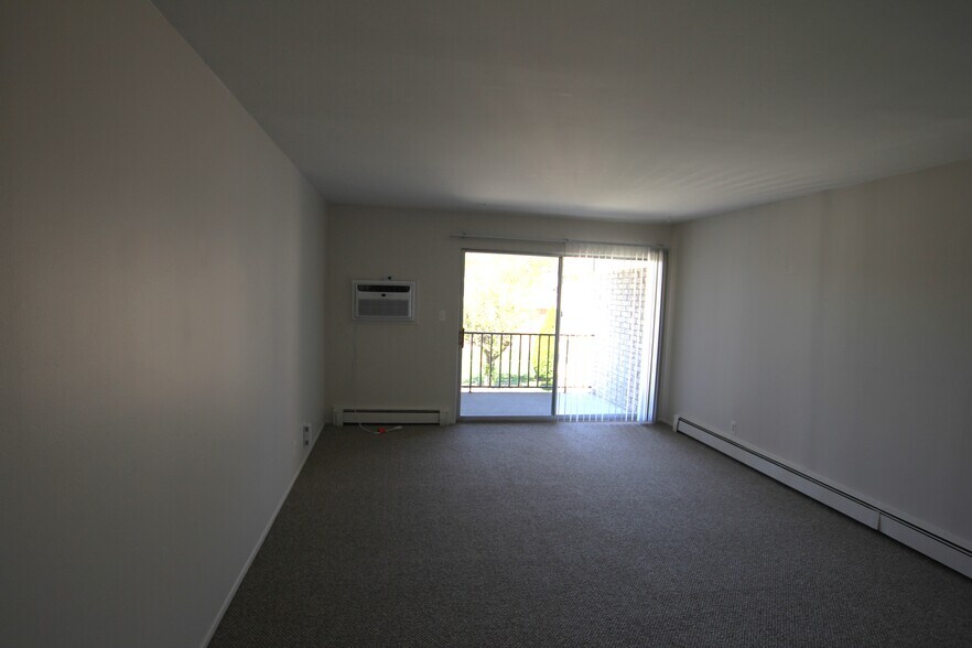 Living Room - 1080 N Campbell Rd