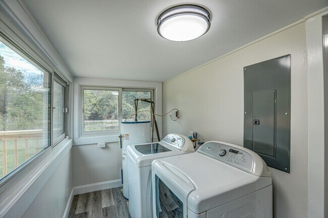 Building Photo - 2 Bdrm / 2 Bath - Remodeled Cottage in Johnson City