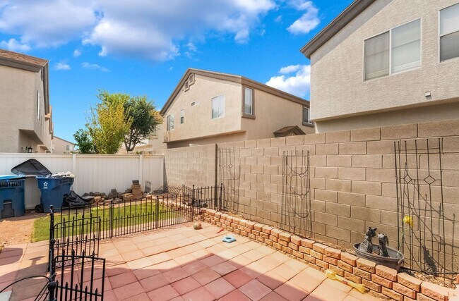 Building Photo - Spacious Henderson Townhome with Modern Up...