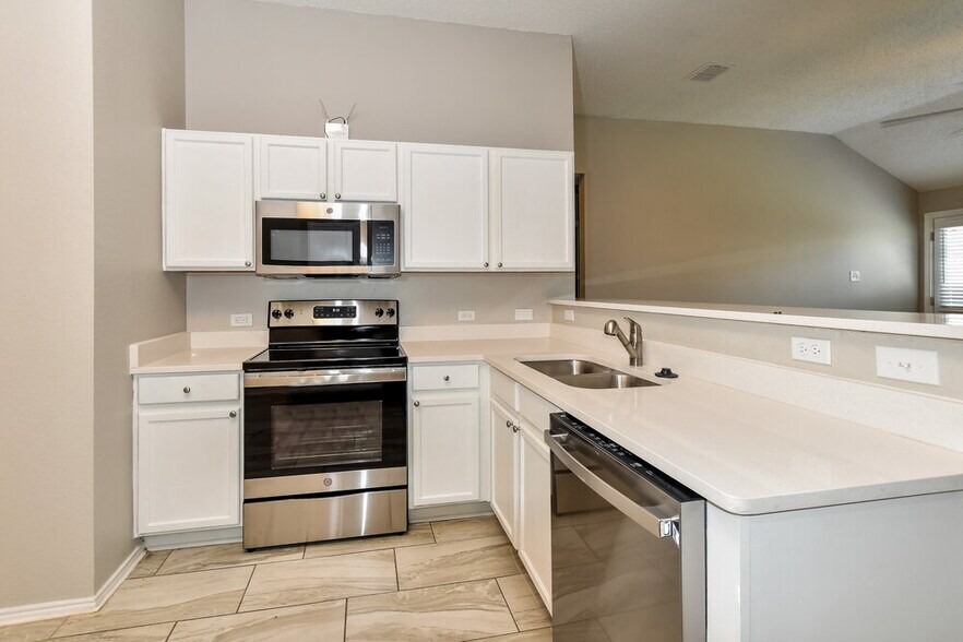 Building Photo - 2208 Sumac Dr