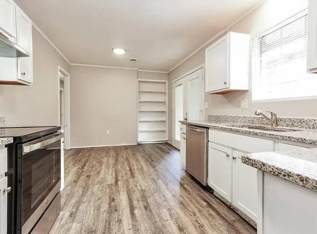 Building Photo - 2910 Dahlia Dr