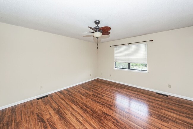 Building Photo - 2 Bedroom, 1.5 Bathroom Townhome in Island Bluff - James Island