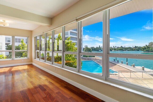 Building Photo - 9102 W Bay Harbor Dr