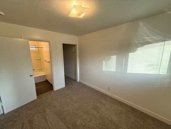 Building Photo - 273 Kearney St S