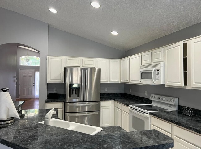 Building Photo - 3673 Seminole Dr