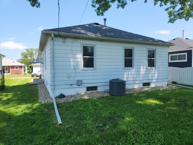 Building Photo - Great 3 Bedroom House