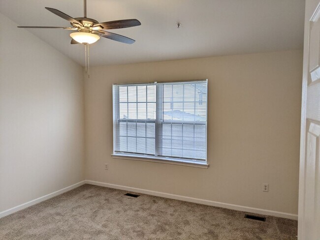 Building Photo - Completely Renovated Townhouse in convenie...