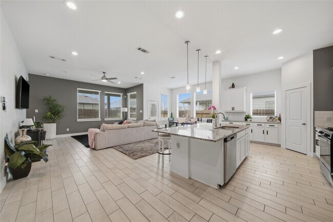 Building Photo - 4512 Bartagrass Dr