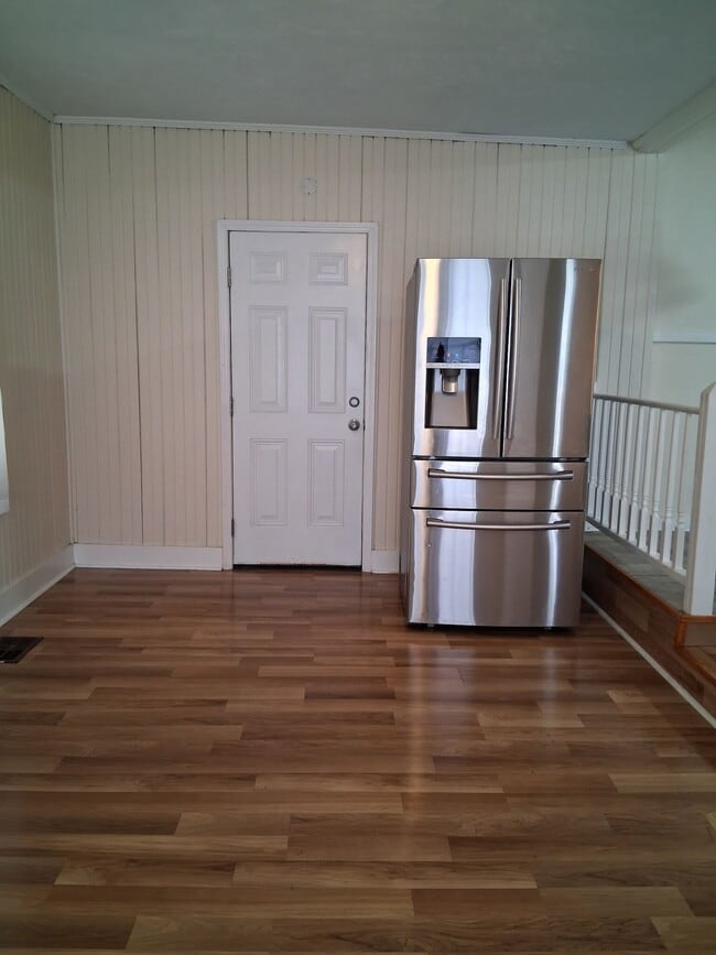 Building Photo - 647 Robinhood Rd