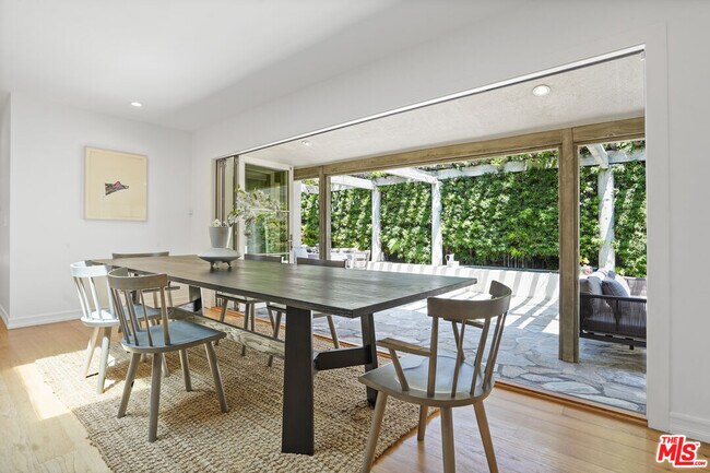 Building Photo - 215 S Medio Dr