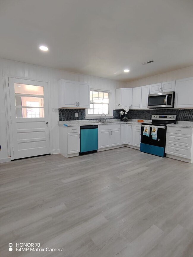 Building Photo - Charming 4-Bedroom Home for Rent – Peaceful & Nature-Filled Setting