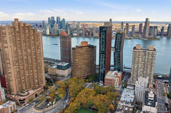 Building Photo - QNwk