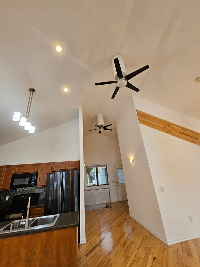 Central air and ceiling fans - 4301 Quaker Trl NE