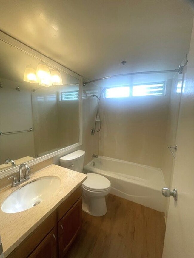 Building Photo - Upgraded 2 Bedroom / 1 Bath at the Iolani Regent