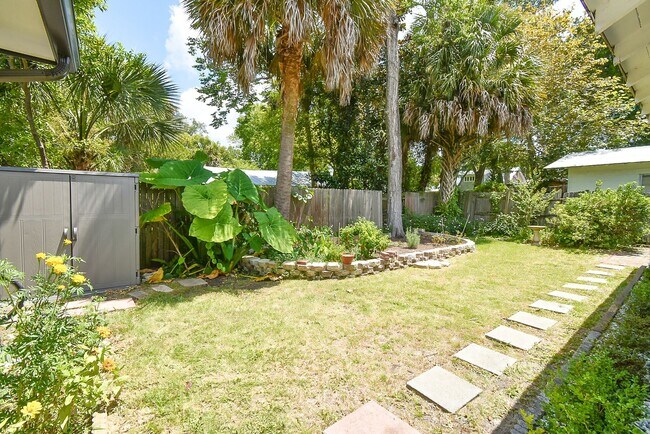 Building Photo - 7 Dupont Ln