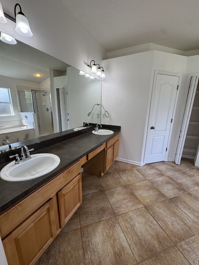 Building Photo - 4 bedroom 2 bath home with large fenced in...