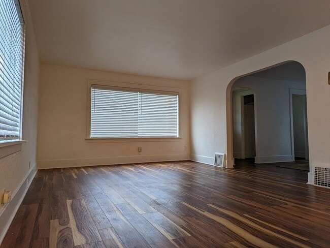 Building Photo - 1323 Park Ave