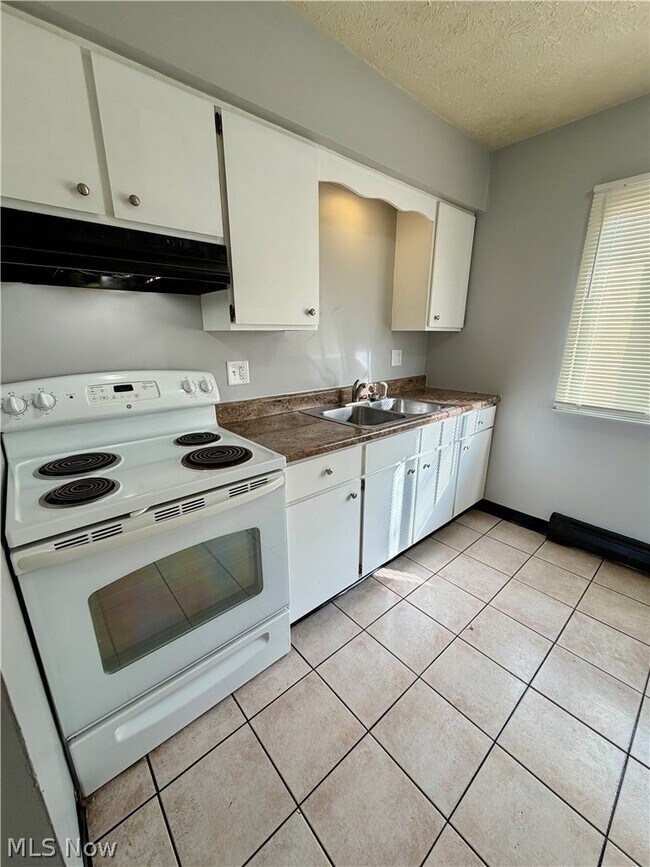 Building Photo - 841 Moyer Ave