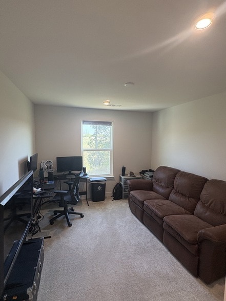 Building Photo - 733 Lipizanner Ln