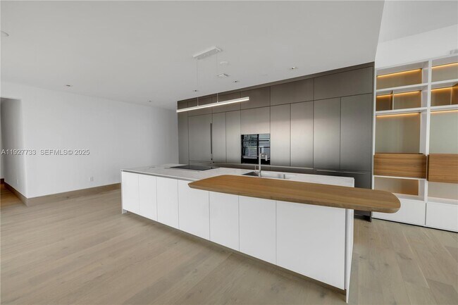 Building Photo - 1451 Brickell Ave