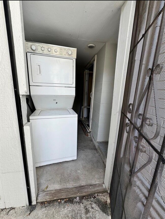 Building Photo - 4630 Woodside St