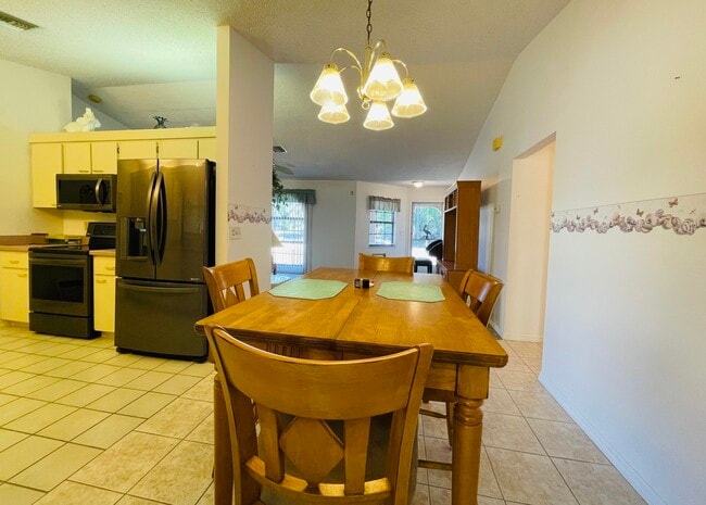 Building Photo - 757 Tulip Dr