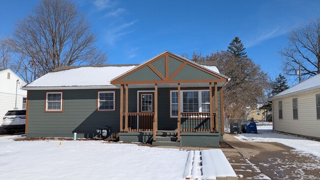 Building Photo - 3-bed with fenced back yard and garage