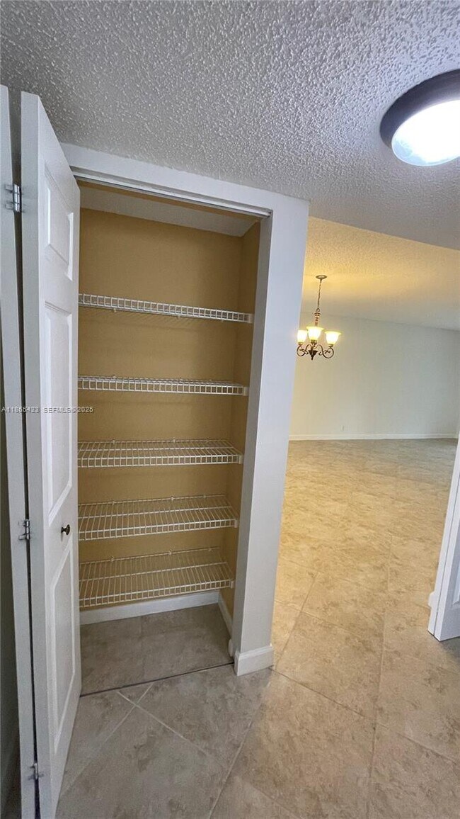 Building Photo - 110 Lake Meryl Dr