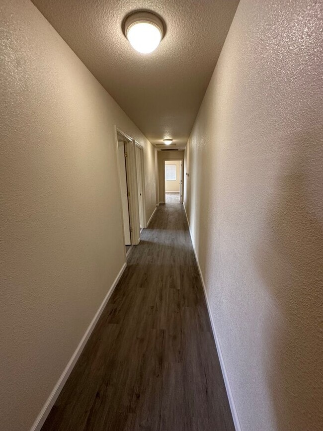 Building Photo - Updated Duplex Unit Move-In Ready