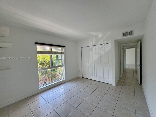 Building Photo - 290 Sunrise Dr