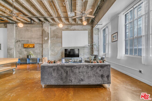 Building Photo - 312 W 5th St