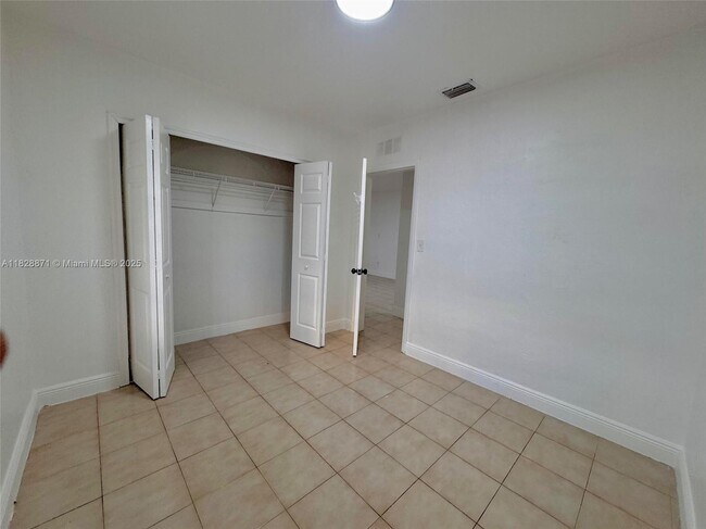 Building Photo - 541 E 38th St