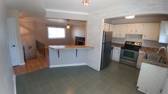 Building Photo - Spacious 4 bedroom 2 Bath Single Family Mt Pleasant