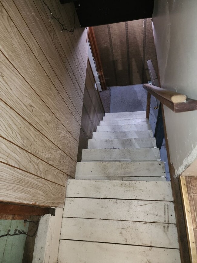 Building Photo - 415 NE Oak St