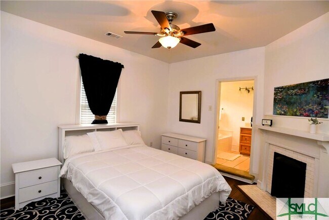 Building Photo - Spacious and fully furnished Victorian beauty