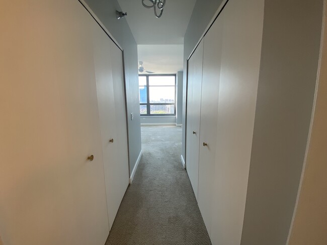 Building Photo - 1600 S Prairie Ave