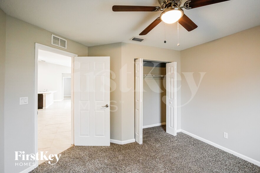Building Photo - 931 SE Thornhill Dr