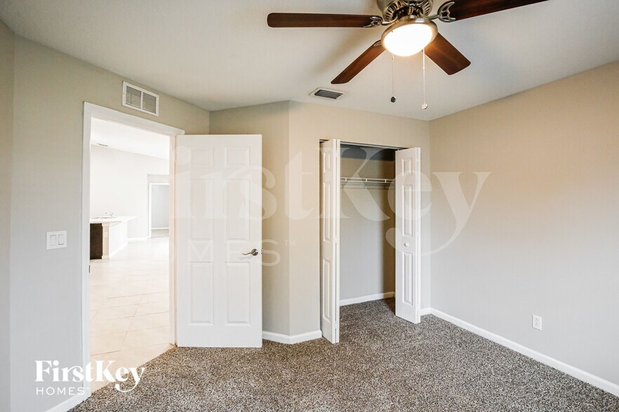 Building Photo - 931 SE Thornhill Dr