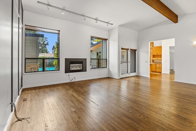 Building Photo - Beautiful West Facing Houghton Home with p...