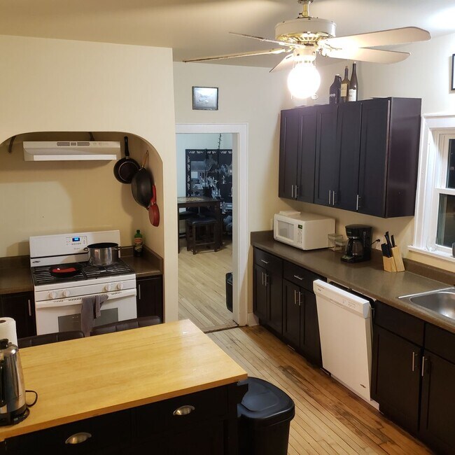 Building Photo - 721 E Center St