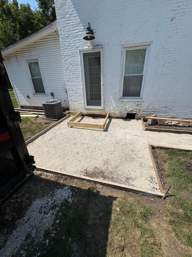 Building Photo - 203 E Reynolds St