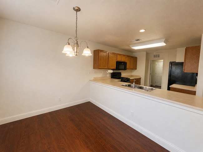 Building Photo - 3290 N Vista Ave