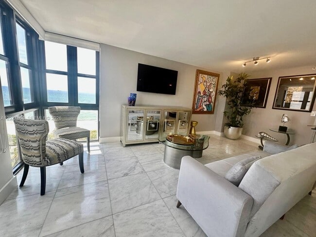 Building Photo - 2555 Collins Ave