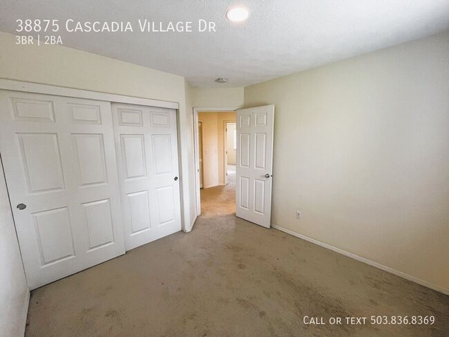 Building Photo - Light and Bright 3 Bedroom 2 Bathroom Home...