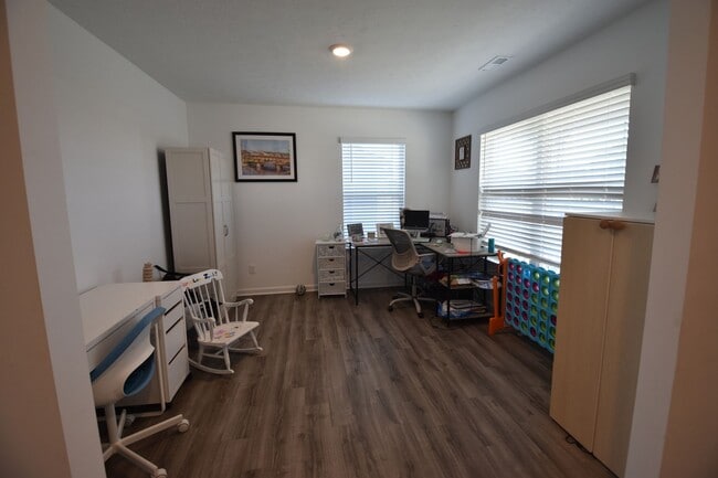 Building Photo - Five Bedroom Home in Greenfield for Rent