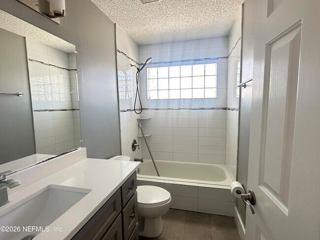 Building Photo - 3996 Richmond Park Dr E