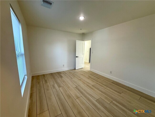 Building Photo - 2204 W San Antonio St