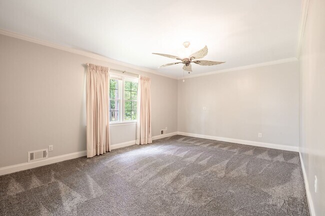 Building Photo - 607 3rd St Ext