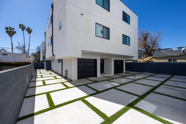 Building Photo - 14420 Tiara St