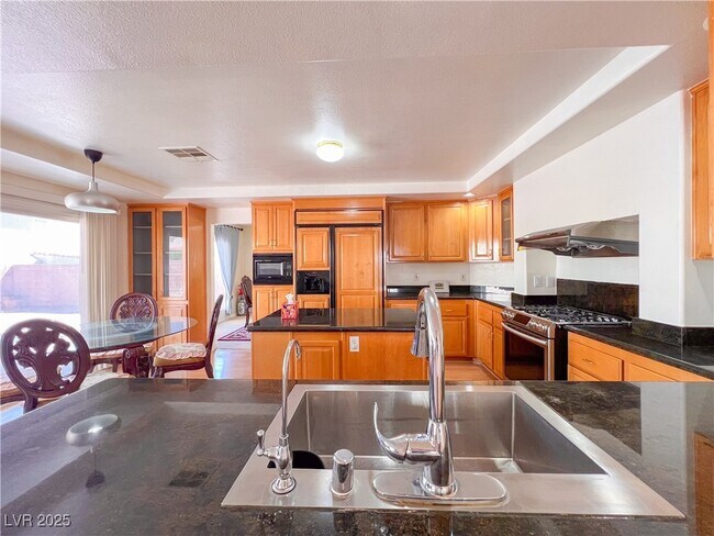Building Photo - 6586 Shadow Cove Ave